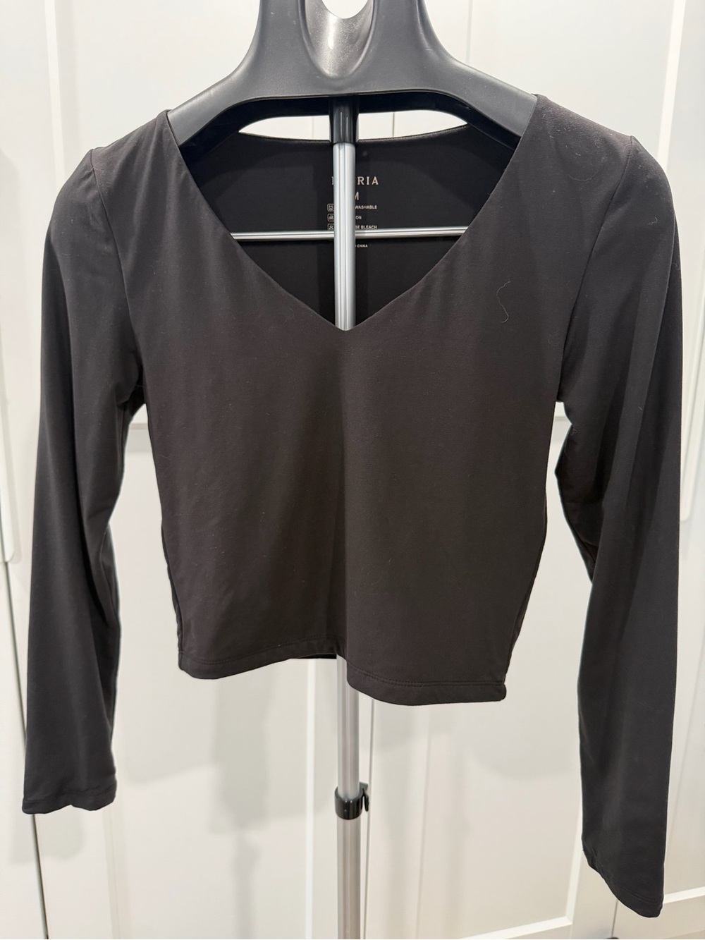 ReoRia Black Long Sleeve V-Neck Crop Top